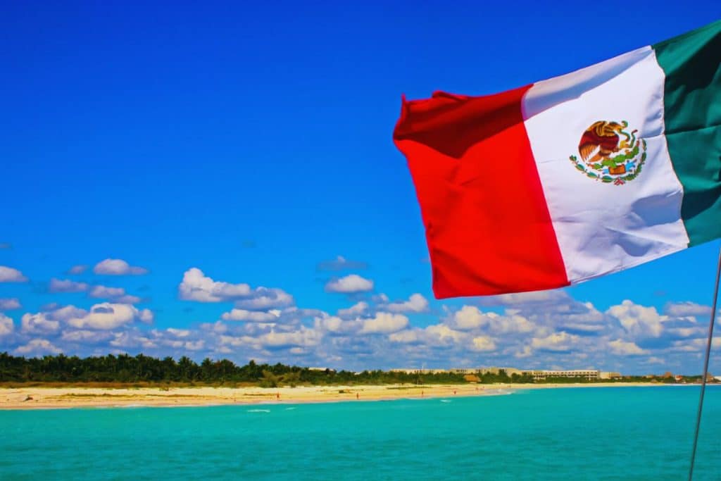 un-groupe-damis-se-detend-sur-une-plage-de-cancun-en-pleine-periode-de-spring-break-les-vagues-etincelantes-de-locean-le-sable-blanc-et-les-cocktails-colores-creent-une-ambiance-festive-et-re