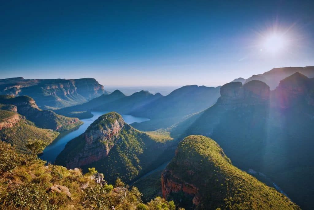 un-panorama-epoustouflant-de-limposant-blyde-river-canyon-vous-transporte-instantanement-au-coeur-de-la-nature-sauvage-les-falaises-abruptes-les-cascades-en-cascade-et-les-forets-luxuriantes-