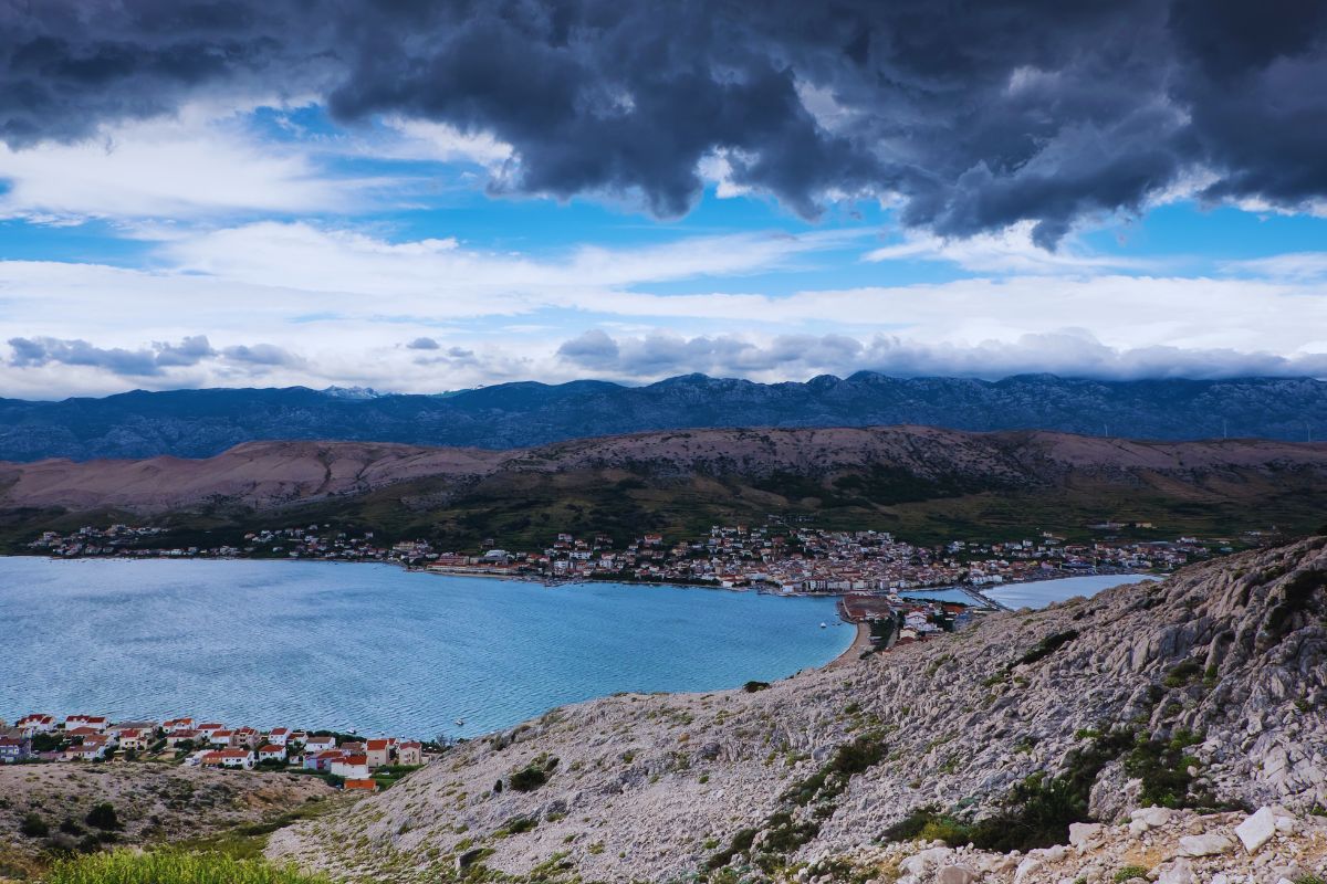une-vue-panoramique-de-lile-de-pag-en-croatie-un-joyau-scintillant-de-la-mer-adriatique