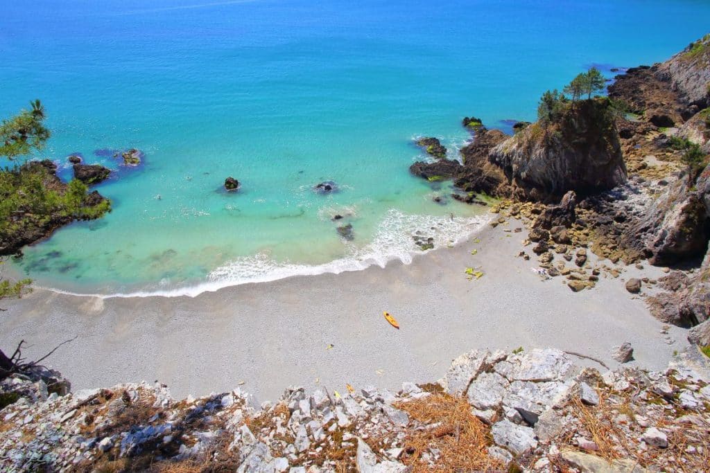 une-vue-panoramique-de-la-magnifique-presquile-de-crozon-revelant-ses-merveilles-cachees