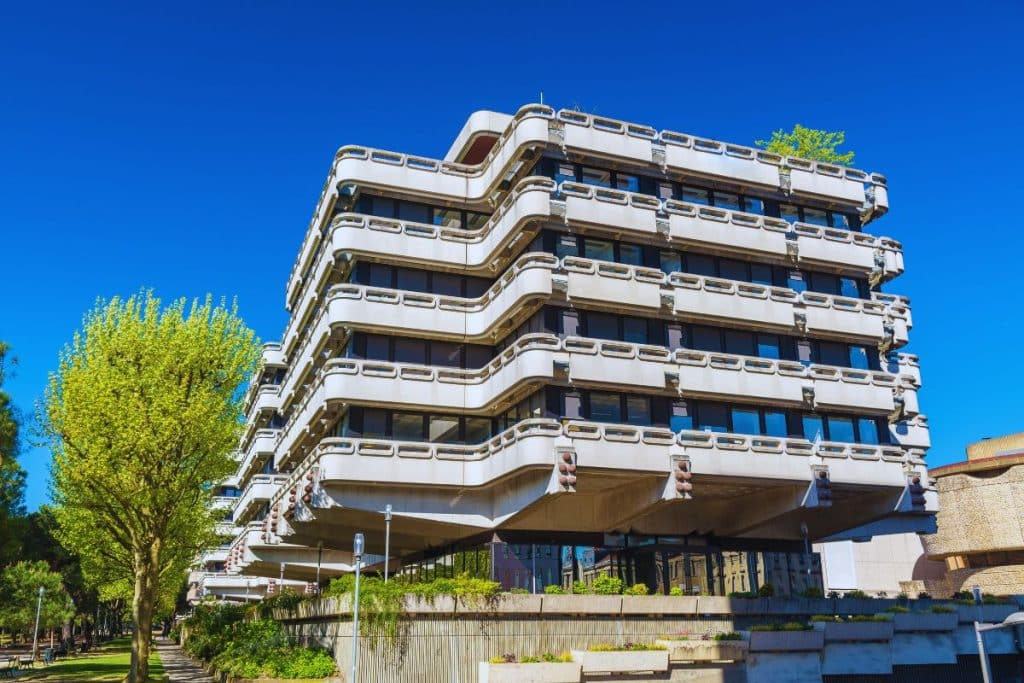 des-gens-profitant-de-la-vue-sur-les-toits-de-bordeaux-lors-dune-soiree-memorable-sur-lun-des-rooftops-les-plus-prises-de-la-ville