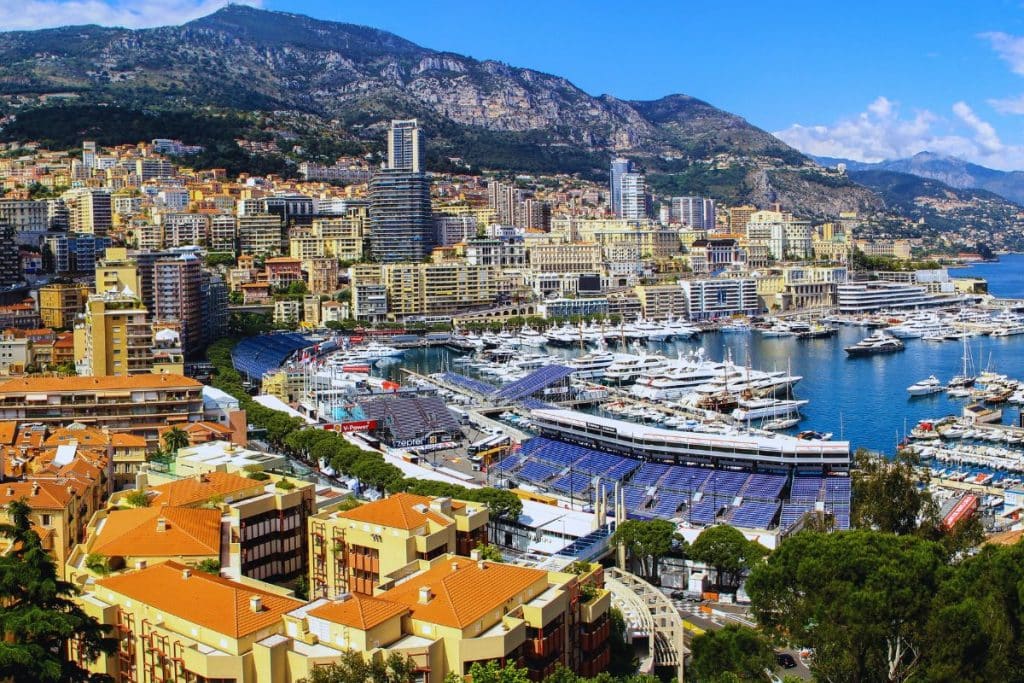 une-vue-panoramique-de-monaco-revelant-ses-tresors-caches