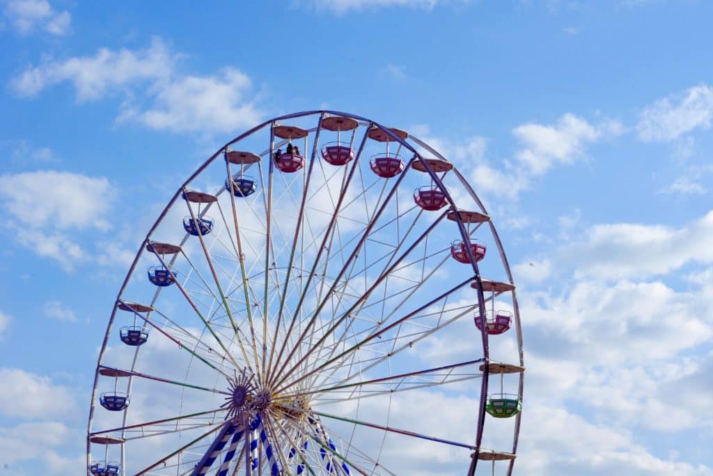 Découvrez un monde fantastique rempli de moments magiques au Magic Park Land ! Les montagnes russes spectaculaires, les spectacles envoûtants et les attractions sensationnelles vous transporteront dans un univers rempli de féerie et de surprises. Rejoignez-nous pour une expérience inoubliable et plongez au cœur de l'aventure au Magic Park Land !