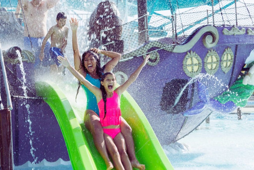 Une famille profite d'une journée ensoleillée au Parc des Naudières, partageant des moments inoubliables ensemble. Les enfants rient et s'amusent sur les attractions, tandis que les parents savourent des instants de détente dans un cadre verdoyant et paisible. Une journée parfaite pour créer des souvenirs inoubliables en famille.